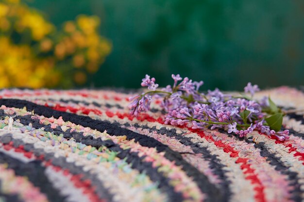 haft na tle naturalnego materiału