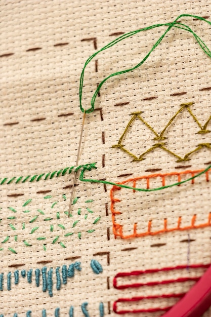 haft artystyczny na lnianej tkaninie